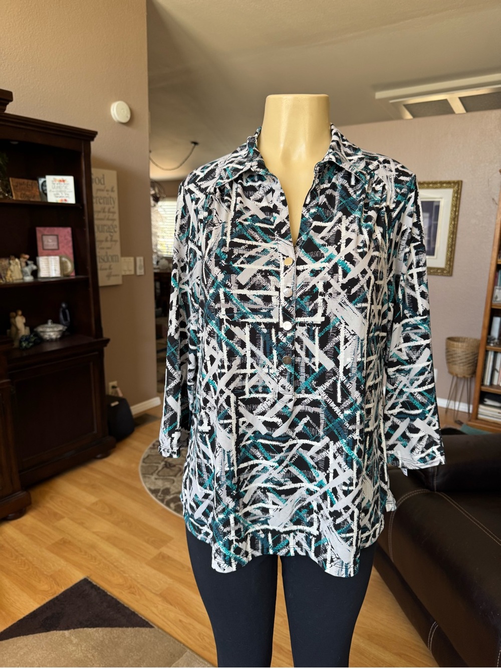Alfani blue, black & white geometric abstract V-neck blouse-size 0X - Picture 5 of 10